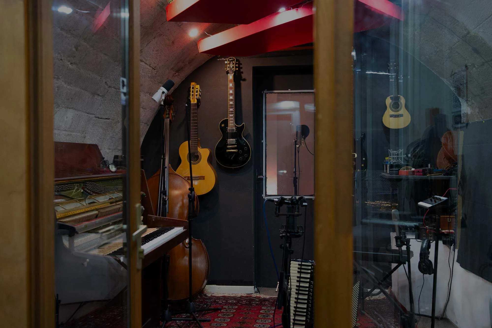 photo studio d'enregistrement both C avec piano Ibach, contrabasse, et guitare